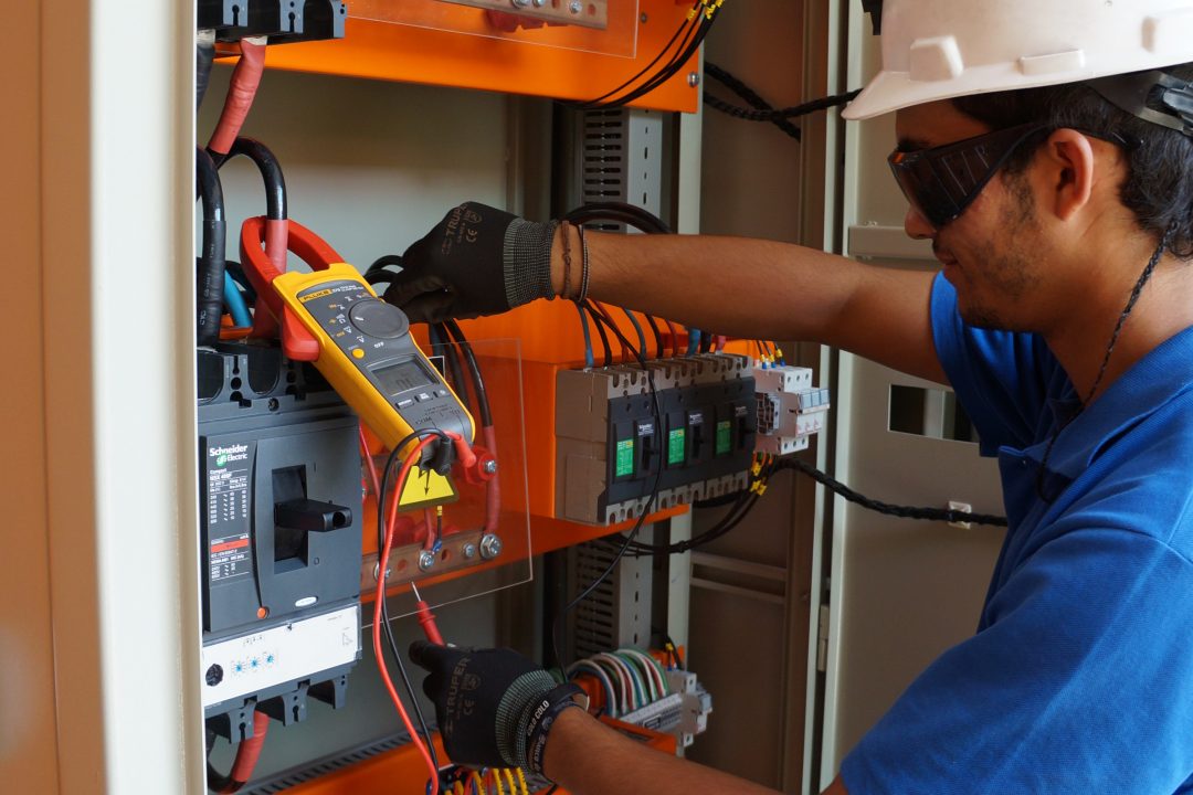 Instalación y mantenimiento de banco de condensadores automáticos